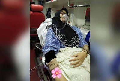 Noor Fatihah ketika dikejarkan ke kecemasan kerana sesak nafas yang teruk akibat menjadi mangsa perokok pasif.