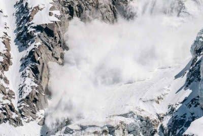 Dua maut dan lima cedera dalam runtuhan salji di Gunung Eiger, Switzerland ketika menyertai lawatan ski. Gambar hiasan