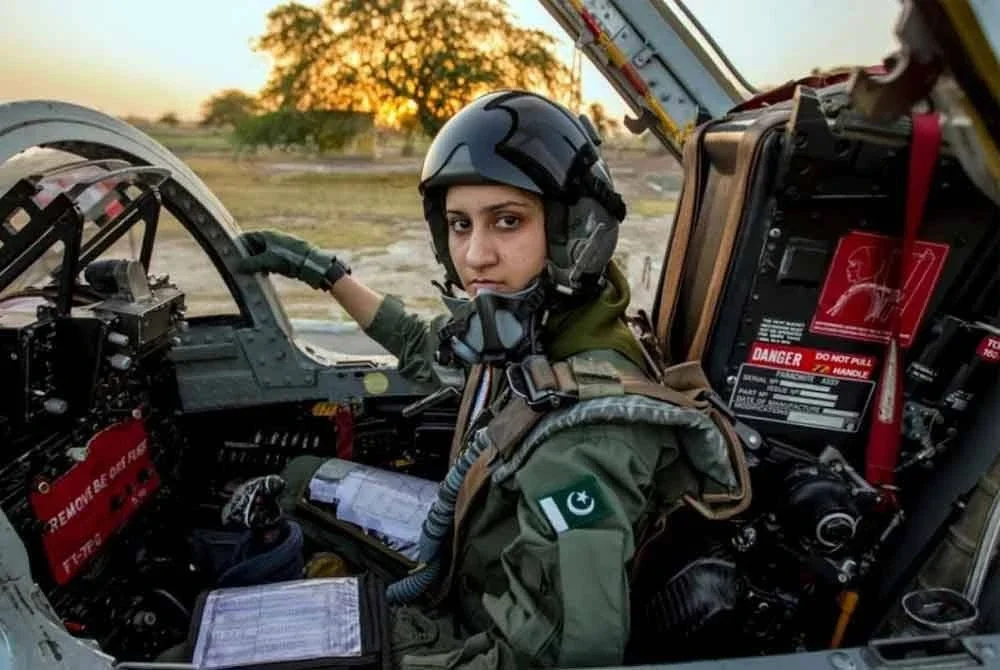 Beliau menjadi juruterbang jet pejuang wanita pertama Pakistan pada 2013.