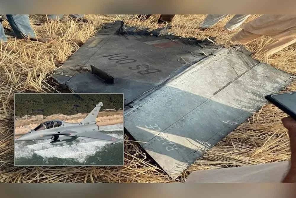 Serpihan pesawat milik New Delhi yang ditembak jatuh ketika konfrontasi ketenteraan bersama Islamabad pada awal bulan lalu.