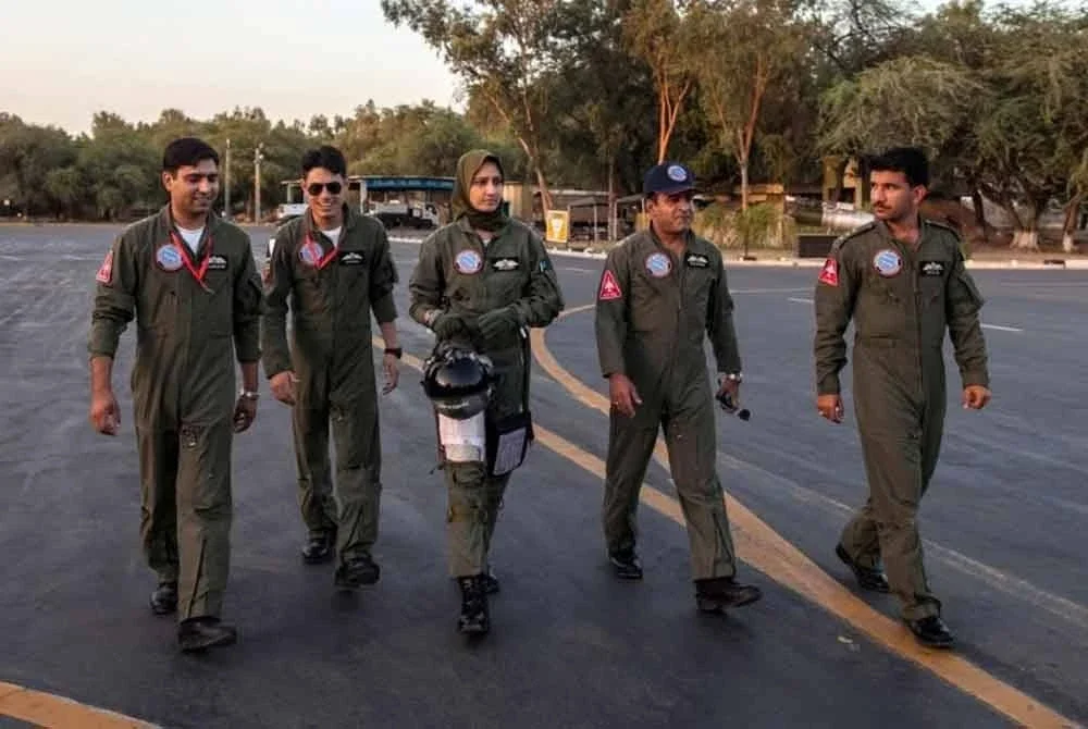 Ayesha menghabiskan masa selama 14 hingga 18 jam sehari untuk latihan dan melaksanakan tugas bersama pasukannya.