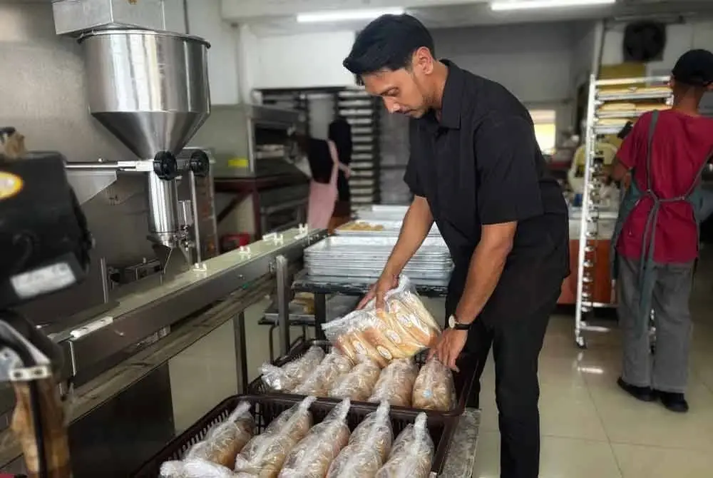 Shahmiakmal menyusun roti yang telah siap untuk dihantar ke lokasi sekitar Alor Setar.