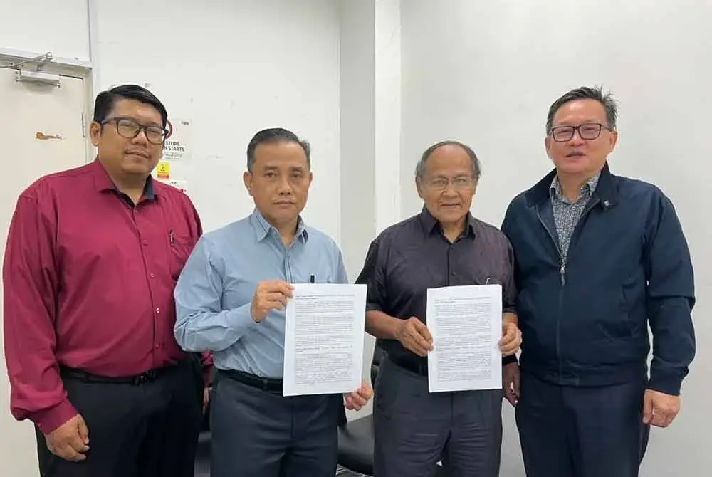 Mohd Noh (dua dari kanan) bersama ahli AMCAF ketika
ditemui di Kompleks Karangkraf.