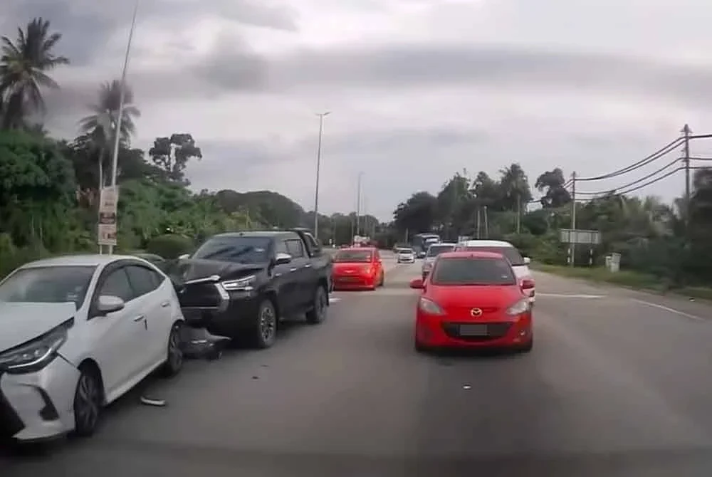 Tangkap layar kemalangan empat kenderaan di Kilometer 19.5 Jalan Ipoh-Kuala Lumpur dekat Gopeng pada Ahad.