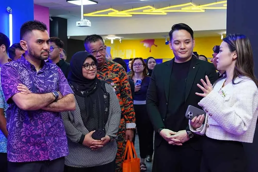 Sheena (kanan) menerangkan teknologi dan inovasi yang digunakan dalam The Bomb Battle di The Curve kepada Khairul Firdaus (kiri) dan Mas Ermieyati (dua dari kiri).