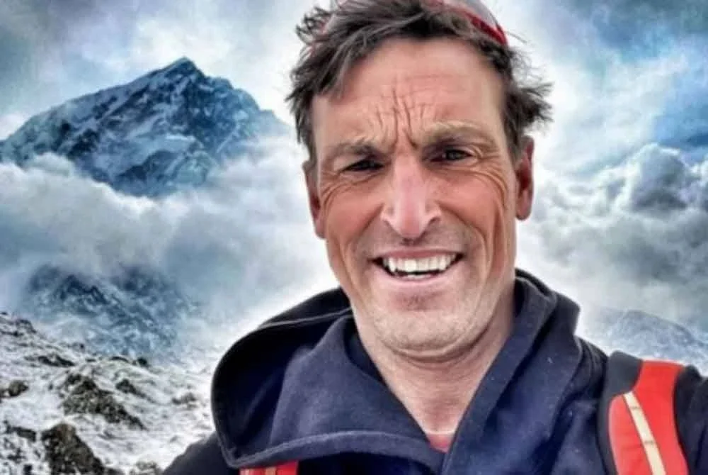 Kenton Cool berjaya menawan puncak Gunung Everest buat kali ke-19, sekali gus memecahkan rekod pendakian terbanyak oleh pendaki bukan daripada komuniti etnik Sherpa.