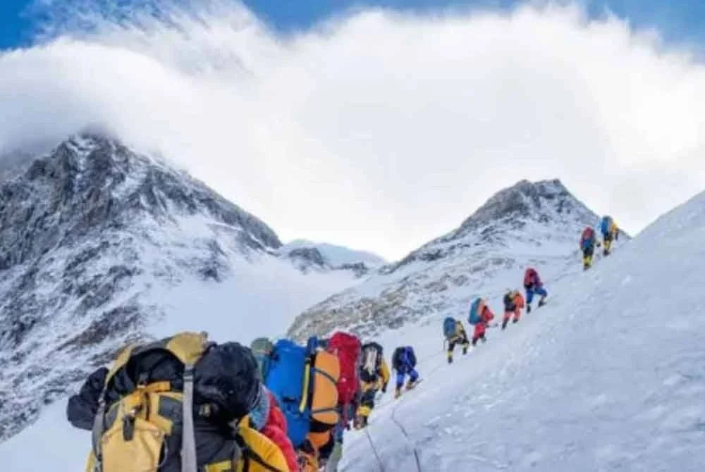 Gunung Everest mencatatkan lonjakan bersejarah dalam kejayaan pendakian pada Ahad apabila seramai 135 pendaki berjaya menjejakkan kaki di puncak tertinggi dunia itu, menjadikannya antara hari paling padat bagi musim pendakian musim bunga tahun ini.