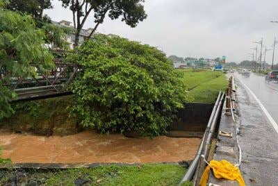Lokasi kemalangan yang meragut nyawa seorang penunggang sebelum motosikalnya turut terhumban ke dalam sungai berdekatan.