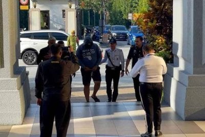 Pemandu Nissan Navara yang menyebabkan kemalangan terhadap pasangan suami isteri di Lebuhraya PLUS berhampiran Plaza Tol Duta dihukum penjara enam bulan dan denda RM12,000, selain hilang kelayakan mendapatkan lesen memandu selama lima tahun.