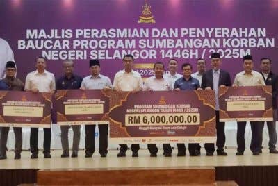 Ahmad Fadzli (depan empat dari kanan) bergambar bersama wakil penyumbang semasa Majlis Perasmian dan Penyerahan Baucar Program Sumbangan Korban Negeri Selangor di Dewan Raja Musa di Shah Alam pada Isnin.