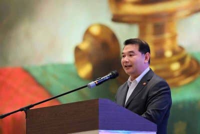 Rafizi menyampaikan ucapan perasmian "JS-SEZ Partner Dialogue:Advancing Facilitation" pada Isnin. Foto Bernama