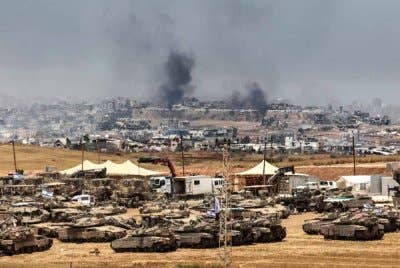 Asap tebal kelihatan dari sempadan selatan Israel ketika serangan terbaharu mengorbankan ratusan penduduk Gaza. - Foto AFP