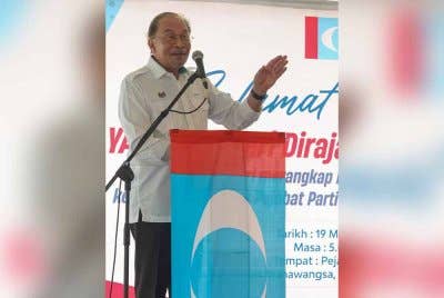 Anwar merangkap Presiden PKR menyampaikan ucapan pada majlis perasmian Pejabat Parti Keadilan Rakyat Cabang Langkawi dekat Kuah di sini, pada Isnin. Foto Bernama