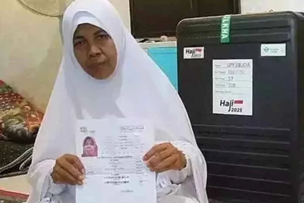 Umi Sulkha, tukang urut menunjukkan dokumen perjalanan haji di rumahnya di Sidoarjo, Jawa Timur, Indonesia. - Agensi
