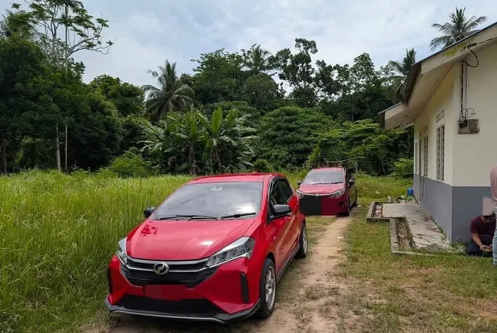 PGA menahan dua orang tekong serta 35 PATI selepas menyerbu sebuah rumah di Lorong Dato Kadok, Jalan Syed Kuning, Ketereh di Kota Bharu pada Isnin. Foto PGA