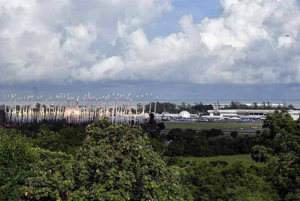 Persembahan udara dari aset TUDM ketika majlis perasmian Pameran Antarabangsa Maritim dan Aeroangkasa Langkawi 2025 (LIMA'25) di Pusat Pameran Antarabangsa Mashuri (MIEC) pada Selasa. Foto Bernama