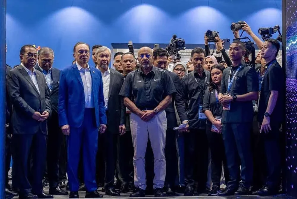 Perdana Menteri, Datuk Seri Anwar Ibrahim dan Timbalan Perdana Menteri, Datuk Seri Dr Ahmad Zahid Hamidi melawat pusat pameran Velum Labs Cyber Intelligence Centre sambil diiringi Menteri Pertahanan, Datuk Seri Khaled Nordin dan Presiden & Ketua Pegawai Operasi Kumpulan Sapura Secured Technologies, Tan Sri Shahril Shamsuddin ketika LIMA'25 pada Selasa.