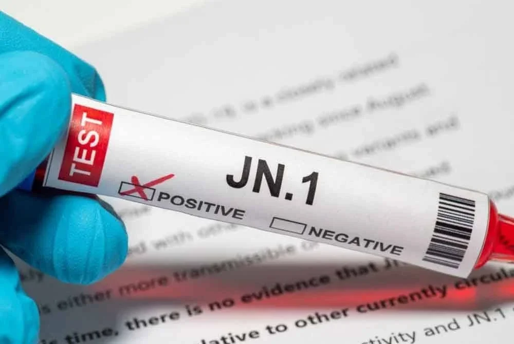Varian JN.1 dan subvarian berkaitan di bawah garis keturunan Omicron didakwa sebagai penyebab kenaikan kes Covid-19 di Asia. - Foto Agensi