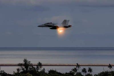 Persembahan udara dari F/A-18D-Hornet milik Tentera Udara Diraja Malaysia (TUDM) ketika majlis perasmian Pameran Antarabangsa Maritim dan Aeroangkasa Langkawi 2025 (LIMA'25) di Pusat Pameran Antarabangsa Mashuri (MIEC) pada Selasa. Foto Bernama