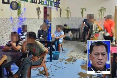 Sebuah pusat hiburan di Bandar Manjalara, Kuala Lumpur diserbu polis pada Selasa.