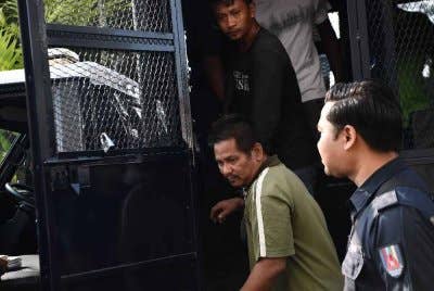 Rudi Zulkarnain (kiri) mengaku tidak bersalah di Mahkamah Majistret Telul Intan pada Selasa atas pertuduhan pindahkan dua lembu curi, April lalu.