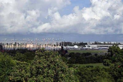 Persembahan udara dari aset TUDM ketika majlis perasmian Pameran Antarabangsa Maritim dan Aeroangkasa Langkawi 2025 (LIMA'25) di Pusat Pameran Antarabangsa Mashuri (MIEC) pada Selasa. Foto Bernama