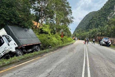 Lori yang bertembung dengan mangsa turut terbabas ke bahu jalan.