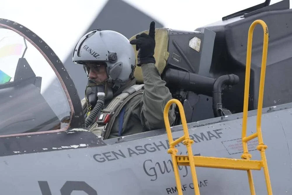 Mohd Asghar Khan menerbangkan sendiri pesawat pejuang Su-30MKM sebagai acara pembukaan rasmi pertunjukan udara LIMA'25. Foto TUDM