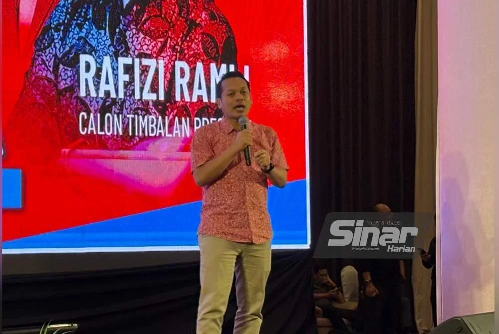 Nik Nazmi ketika berucap di jelajah Hiruk terakhir di Johor Bahru, pada Selasa.