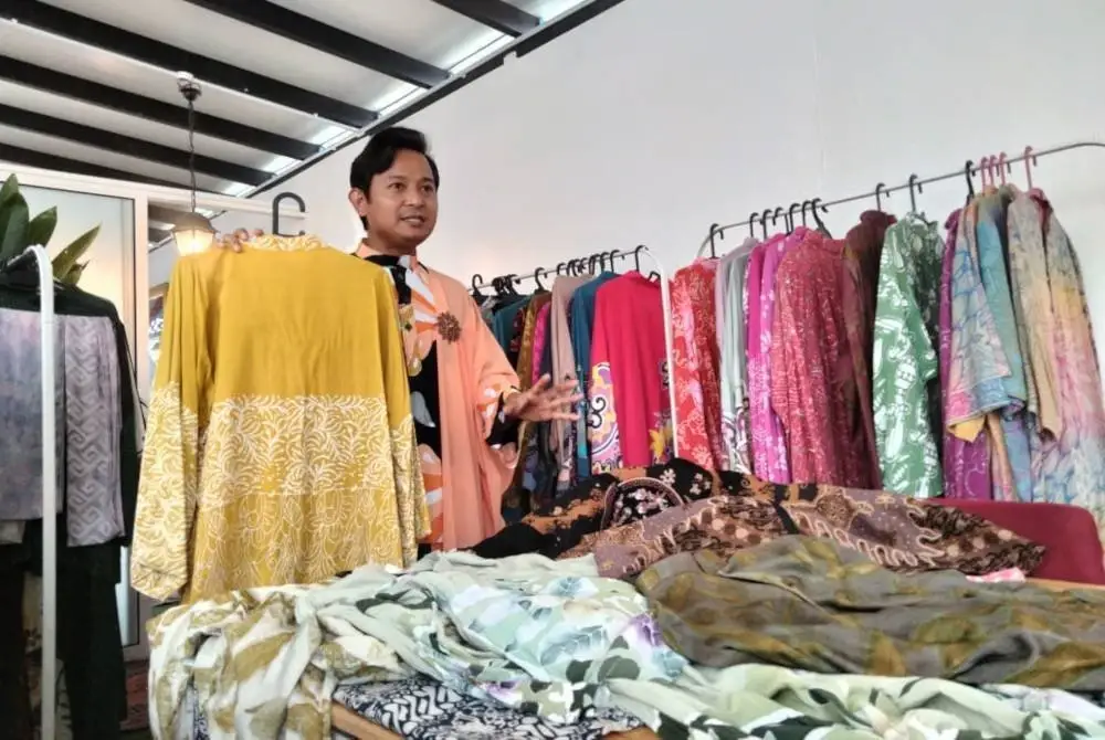 Setiap koleksi pakaian Wan Zakaria sangat eksklusif kerana direka sendiri bermula dari lukisan, canting dan jahitan.