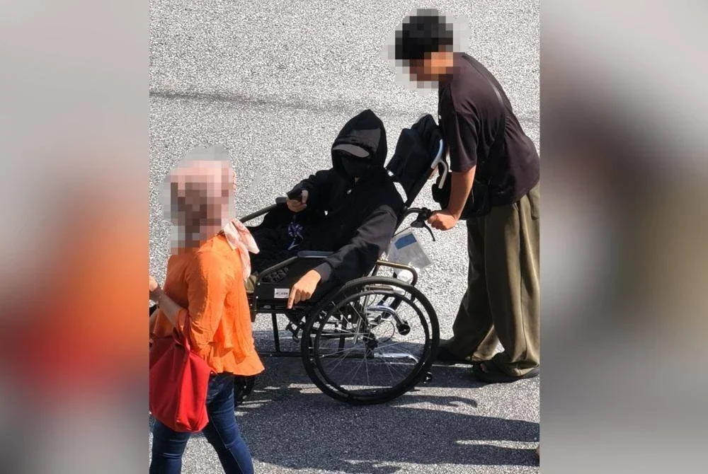 Tertuduh hadir ke mahkamah pada Rabu dengan berkerusi roda.