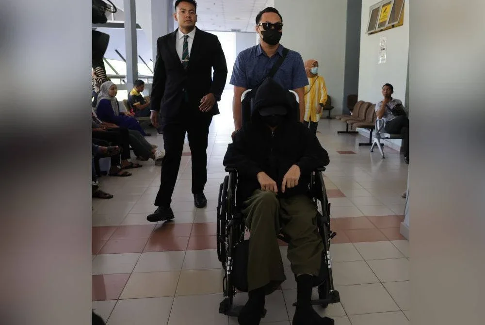 Tertuduh hadir ke mahkamah pada Rabu dengan berkerusi roda.