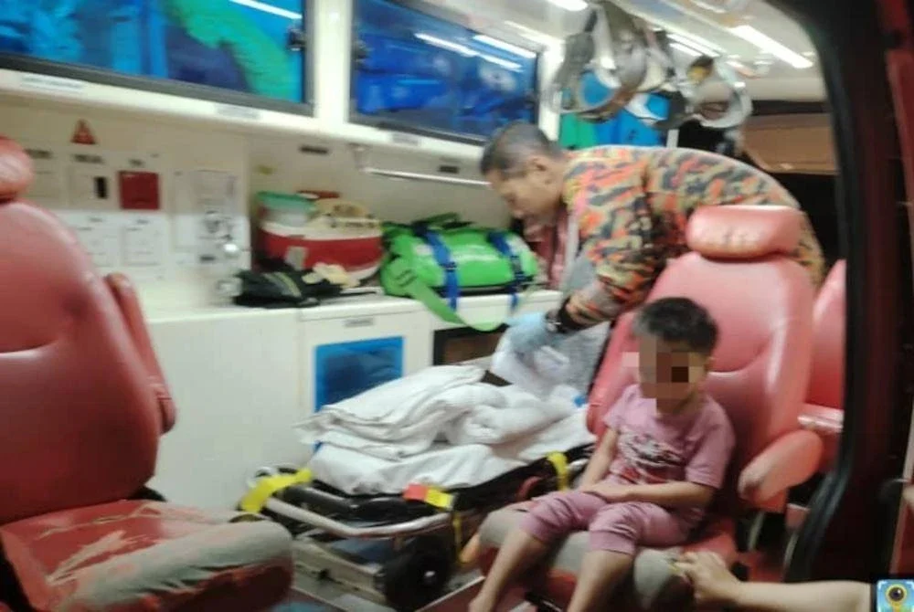 Salah seorang mangsa cedera ringan dirawat di tempat kejadian oleh petugas EMRS BBP Gebeng.