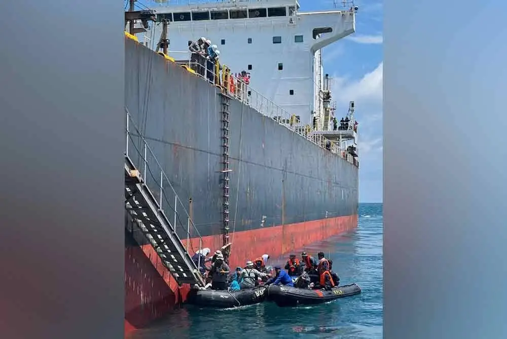 Kesemua mangsa kemudiannya dipindahkan ke kapal dagang berkenaan dan seterusnya diiringi hingga ke sempadan perairan Indonesia. - Foto Maritim Malaysia Johor