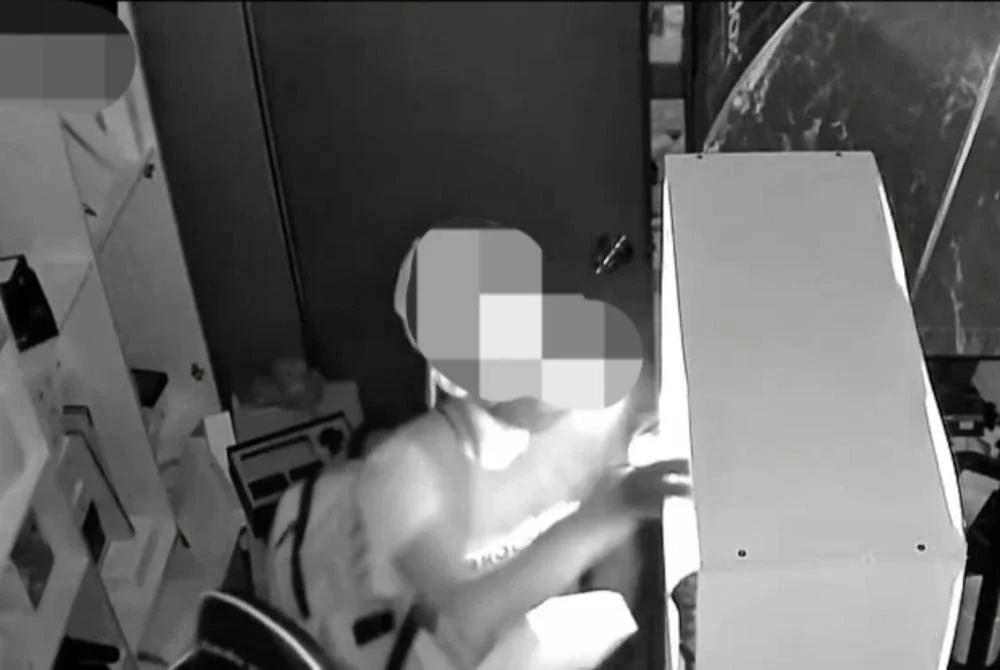 Suspek dipercayai memecah masuk sebuah premis menjual gajet dan telefon bersama rakannya di Seksyen 16, di sini, 7 April lalu.