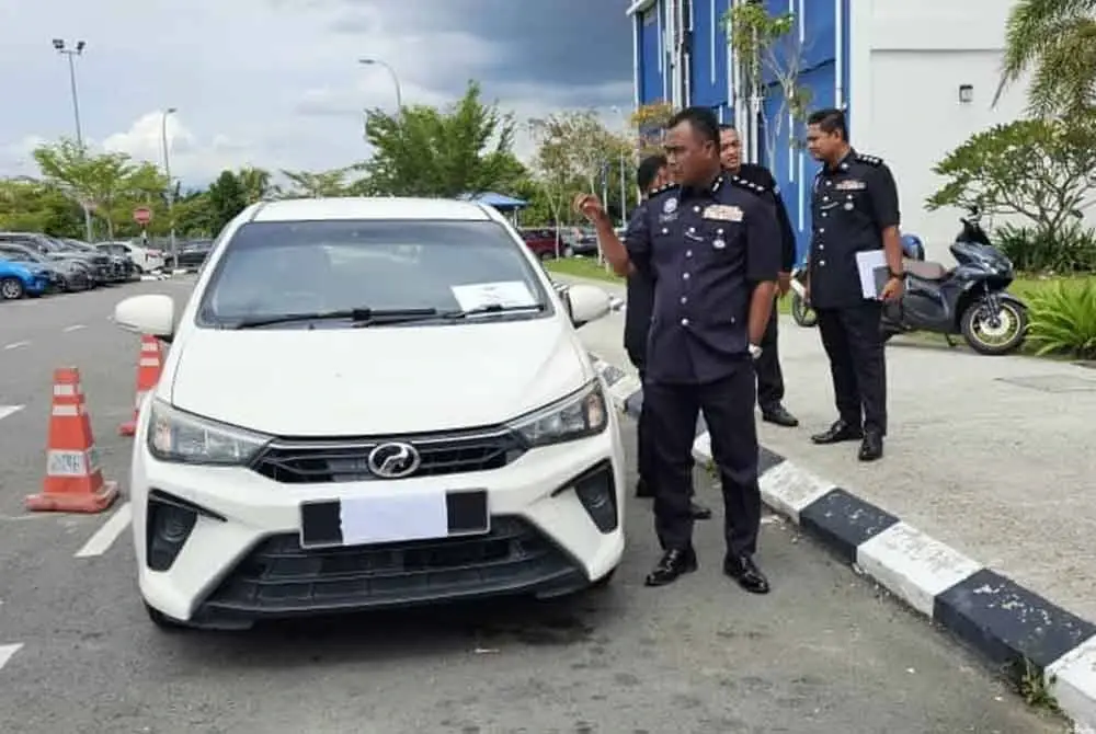 Kasim menunjukkan kereta yang digunakan suspek untuk melakukan kegiatan kes pecah rumah di sekitar Kota Kinabalu.