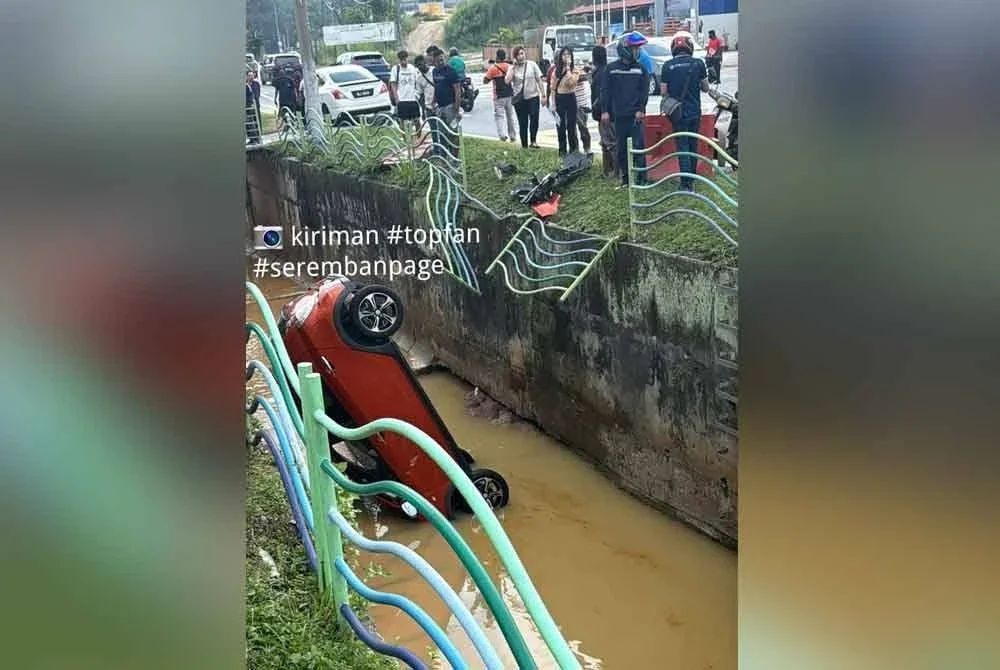 Keadaan kereta dipandu mangsa terjunam ke longkang besar selepas terbabit kemalangan dengan sebuah kenderaan lain. Foto tular
