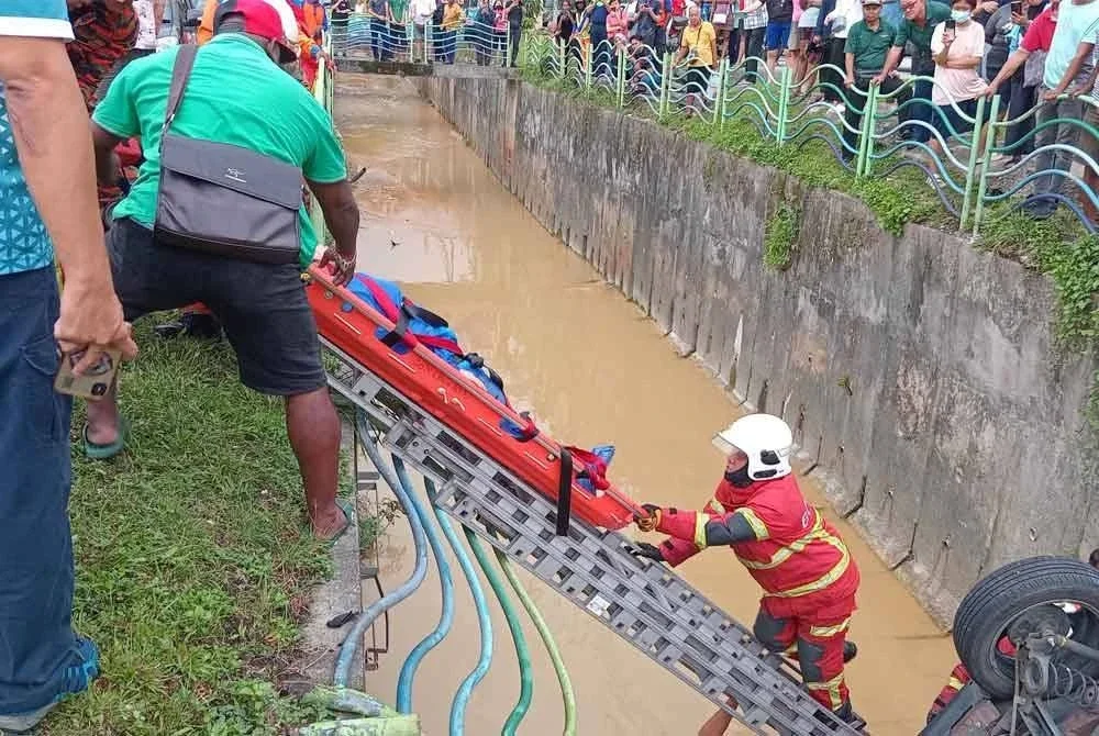 Operasi membawa naik mangsa menggunakan tangga dan stretcher.