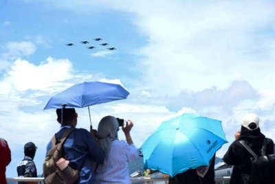 Orang ramai tidak melepaskan peluang melihat Persembahan udara dari pasukan Russian Khight Pameran Antarabangsa Maritim dan Aeroangkasa Langkawi 2025 (LIMA'25). Foto Bernama