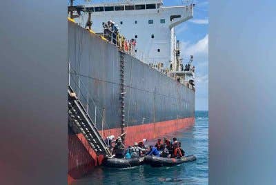 Kesemua mangsa kemudiannya dipindahkan ke kapal dagang berkenaan dan seterusnya diiringi hingga ke sempadan perairan Indonesia. - Foto Maritim Malaysia Johor