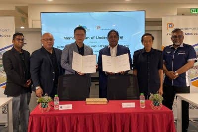 Michael (tiga dari kiri) dan Sasedharan (tiga dari kanan) membuat pertukaran dokumen MoU dalam majlis yang diadakan baru-baru ini.