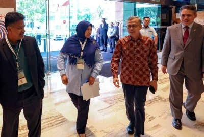 Fahmi Fadzil (dua kanan) tiba untuk meninjau Persiapan Sidang Kemuncak ASEAN yang akan berlangsung di Pusat Konvensyen Kuala Lumpur hari ini. - Foto: Bernama