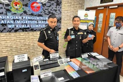 Wan Mohammed Saupee menunjukkan pelbagai barangan yang dirampas.