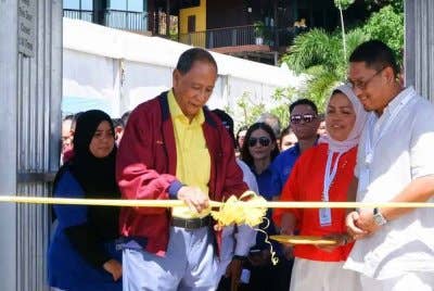 Sultan Sallehuddin berkenan mencemar duli menyempurnakan gimik perasmian serta mengadakan lawatan melihat pameran bot yang disediakan di Royal Langkawi Yacht Club, pada Rabu.