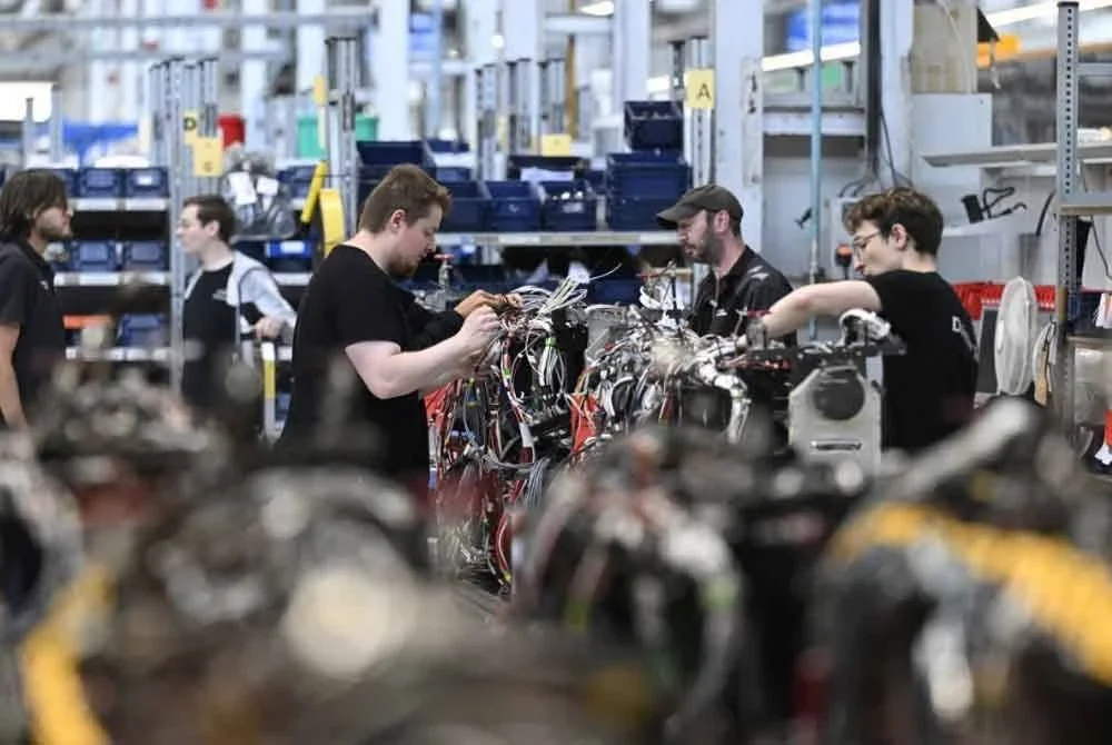 Pekerja Evobus sedang memasang bahagian enjin bas di kilang Ligny-en-Barrois, Perancis. AFP