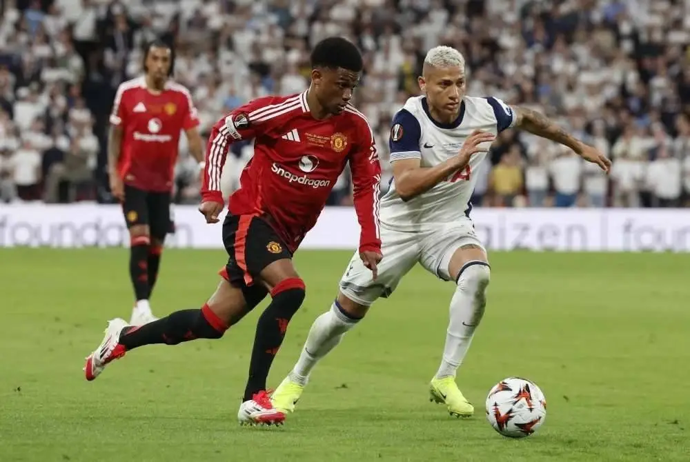 Amad (kiri) muncul pemain United paling menyerlah dalam aksi final Liga Europa di Stadium Mames, Sepanyol pada awal pagi Khamis. Foto Agensi