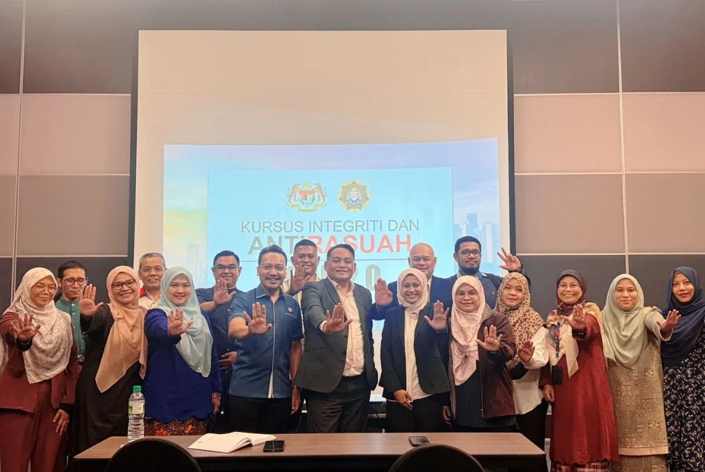 Samsul (tengah) bergambar bersama tenaga pengajar dari Kolej Profesional Mara di Puchong, pada Rabu.