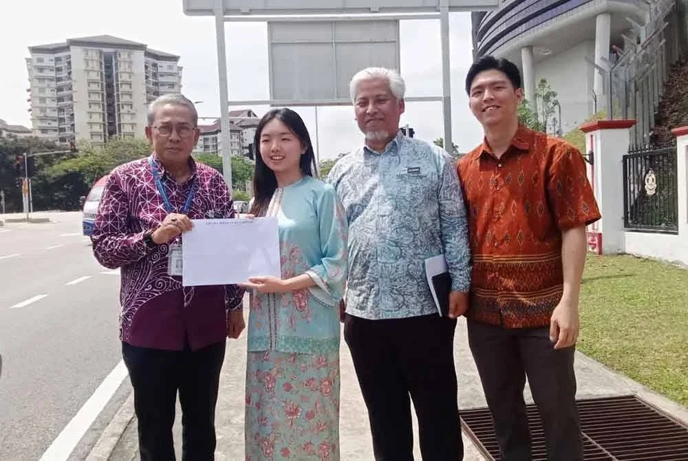 Mohd Fadzli (kiri) tampil menyerahkan dokumen berkenaan inisiatif projek MyKiosk kepada SPRM pada Khamis.