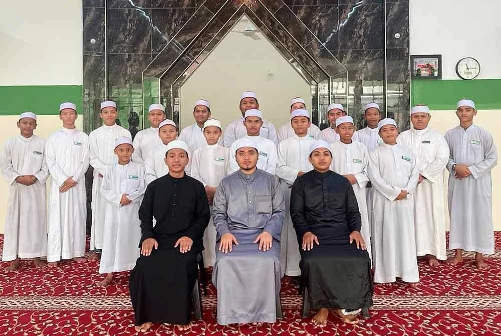 Mohd Iqbal Adham (duduk, tengah) bersama pelajar Maahad Tahfiz Al-Quran Ibnu Aqil.