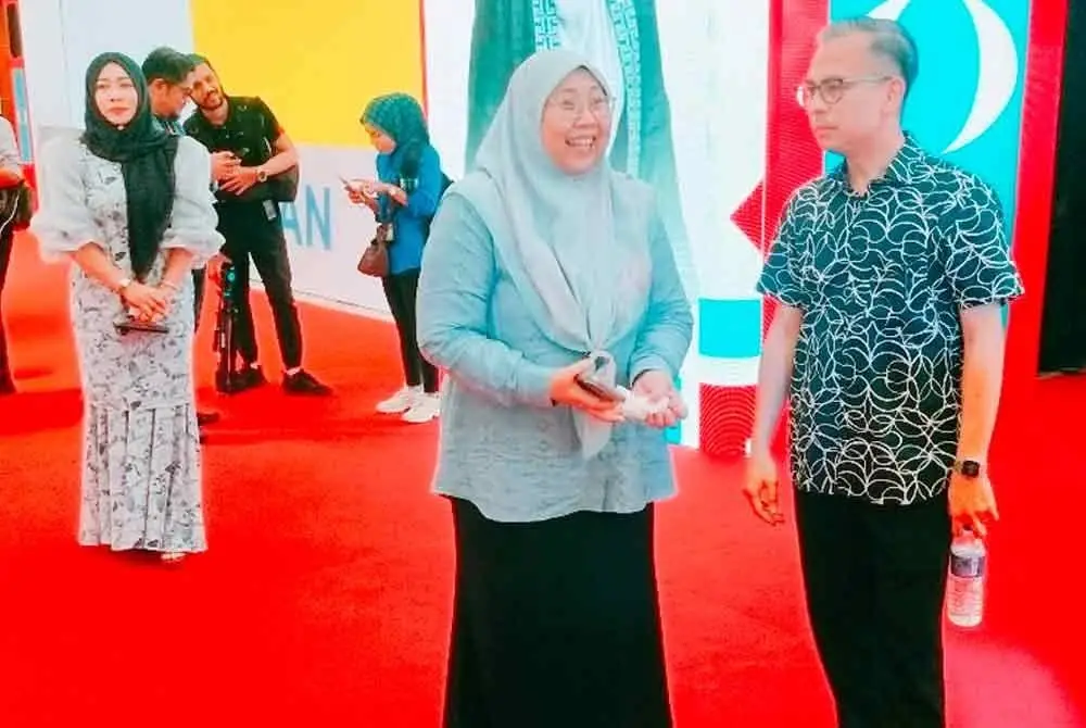 Fahmi (kanan) meninjau persiapan akhir lokasi Kongres Nasional PKR di Pusat Konvensyen Antarabangsa Persada Johor Bahru.